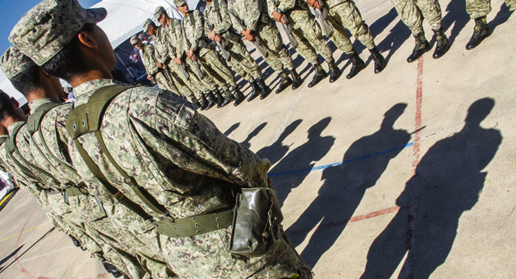 Reforma de la Ley Orgánica Militar genera malestar en los militares y rechazo de la oposición