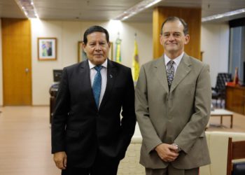 El Gral. (r) Guido Manini Ríos se reune con Hamilton Mourao vicepresidente de Brasil en el Planalto
