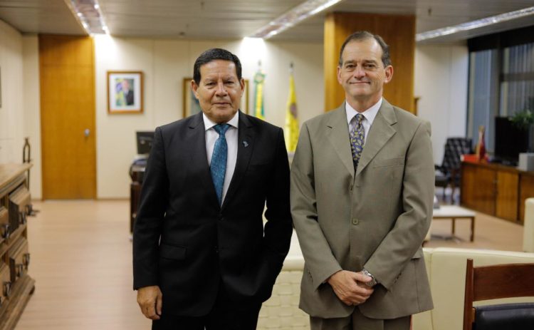 El Gral. (r) Guido Manini Ríos se reune con Hamilton Mourao vicepresidente de Brasil en el Planalto
