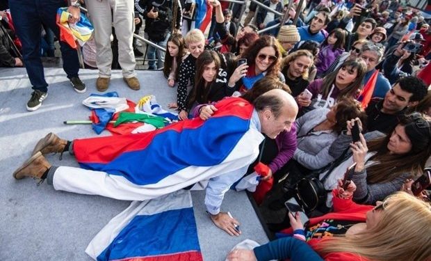 Martínez en busca de ayuda en Buenos Aires