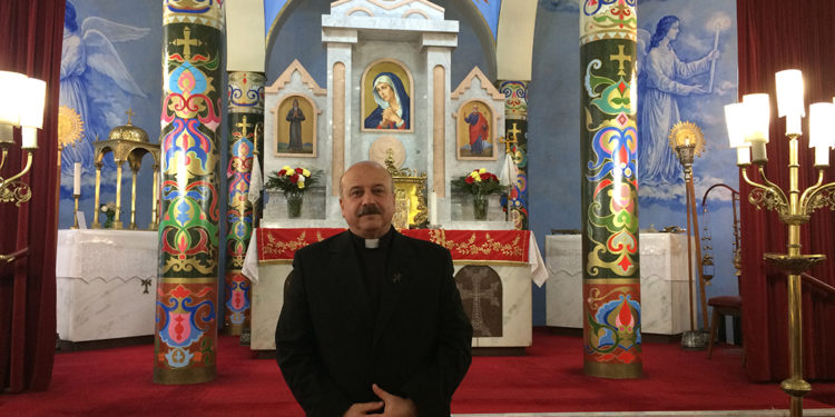 Padre Genaro Lusararian: “La cancha está muy flechada en contra de los cristianos”