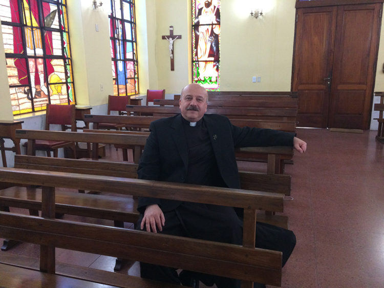 Padre Genaro Lusararian:  “La cancha está muy flechada en contra de los cristianos”