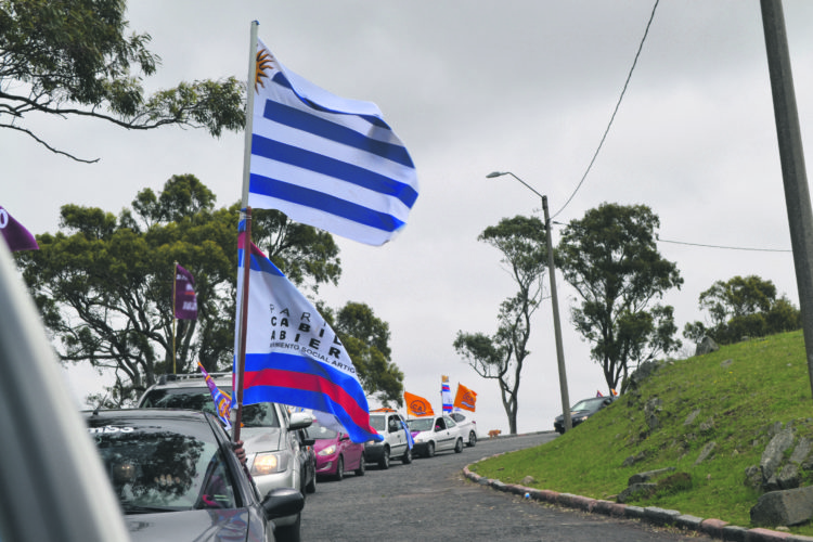 Del Cerro a Pando, una interminable caravana artiguista acompañó a  Cabildo Abierto