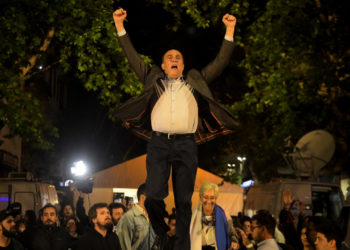 En una noche de larga esperanza, Martínez abrazó a su público