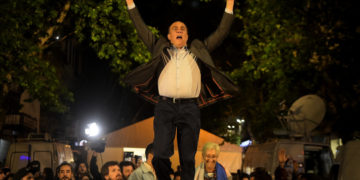 En una noche de larga esperanza, Martínez abrazó a su público