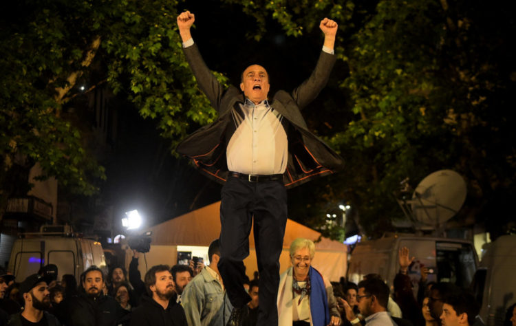 En una noche de larga esperanza, Martínez abrazó a su público