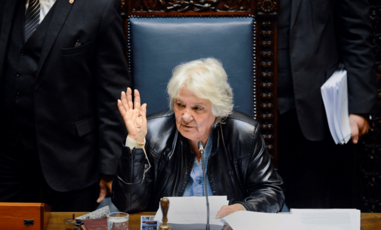 Lucía Topolansky: “Yo que Larrañaga agarraba el Ministerio de Ganadería”