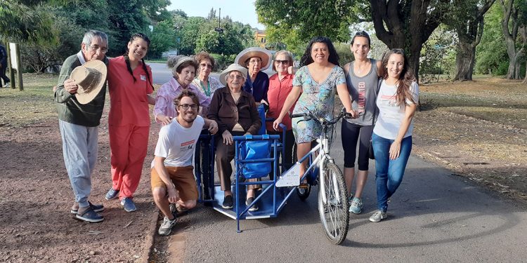 En bici sin edad: pedaleos que convierten la generosidad en alegría