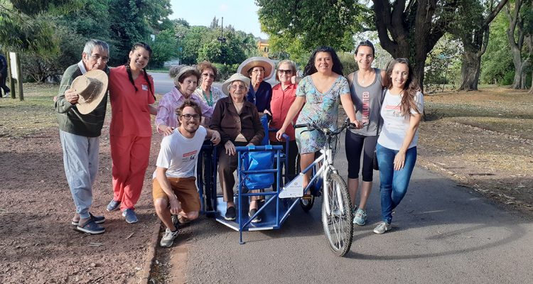 En bici sin edad:  pedaleos que convierten la generosidad en alegría