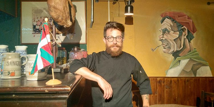 Pacharán: la mística vasca en una taberna