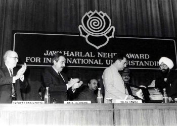 Seis naciones se reúnen para evitar la carrera nuclear