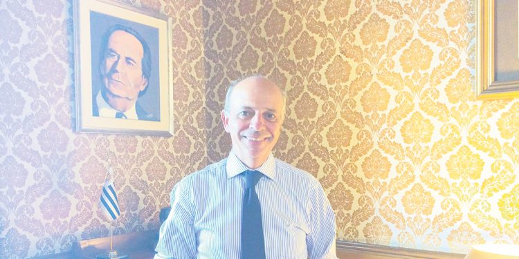 Javier García: “Los uruguayos tienen una opinión muy favorable del trabajo social que hacen las FFAA”