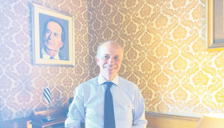 Javier García: “Los uruguayos tienen una opinión muy favorable del trabajo social que hacen las FFAA”