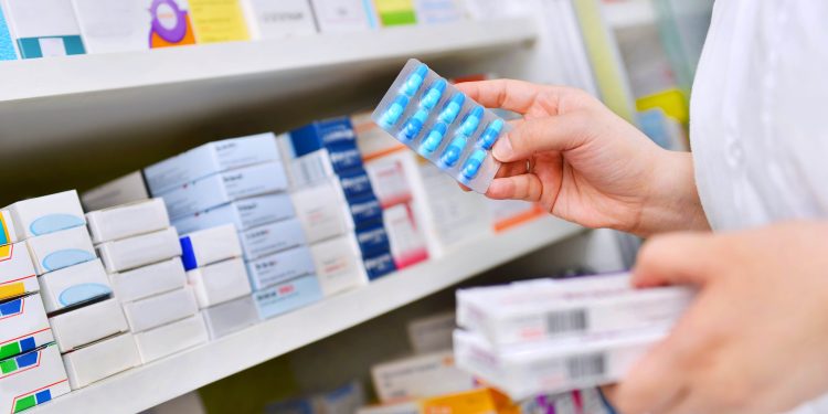Proyecto de ley de Vázquez abre debate sobre negociación con industria farmacéutica y sostenibilidad del FNR