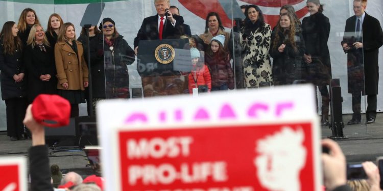 Trump: “Los niños por nacer nunca han tenido un defensor más fuerte en la Casa Blanca”
