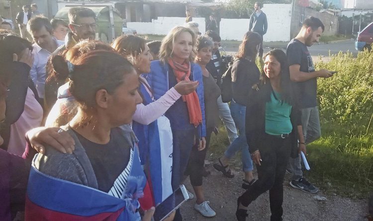 Laura Raffo y su equipo iniciaron en Casavalle los recorridos barriales