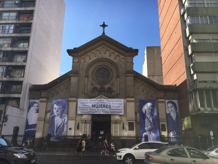 La Iglesia del Cordón se viste para el #8M