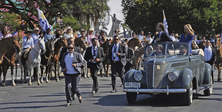 Miles de jinetes y un cordón humano escoltaron a los gobernantes hasta la Plaza Independencia