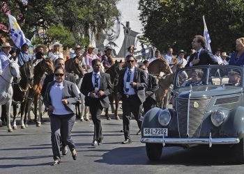 Miles de jinetes y un cordón humano escoltaron a los gobernantes hasta la Plaza Independencia