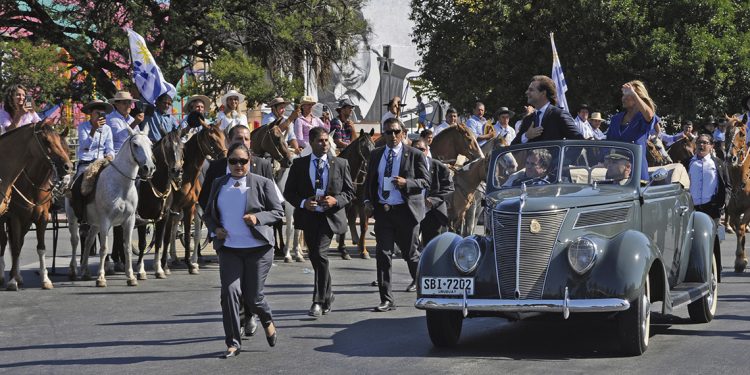 Miles de jinetes y un cordón humano escoltaron a los gobernantes hasta la Plaza Independencia