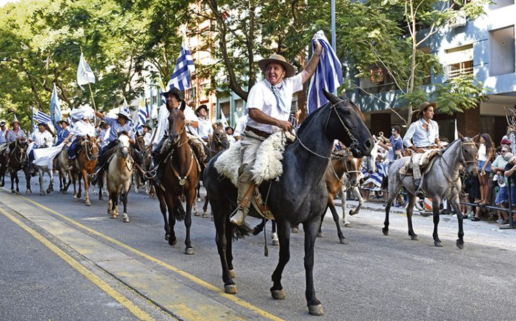 Miles de jinetes y un cordón humano escoltaron a los gobernantes hasta la Plaza Independencia