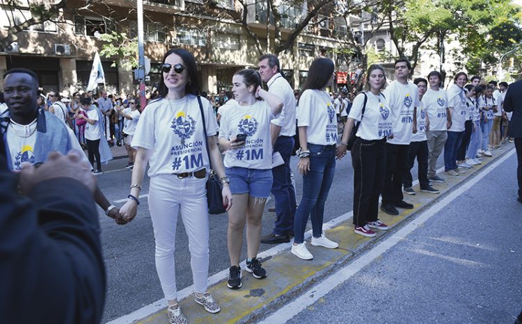 Miles de jinetes y un cordón humano escoltaron a los gobernantes hasta la Plaza Independencia