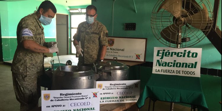 Ejército Nacional y voluntarios distribuyen platos de comida en Tranqueras