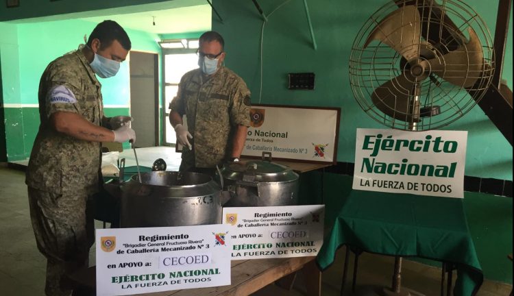Ejército Nacional y voluntarios distribuyen platos de comida en Tranqueras
