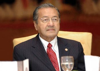 Malasia: Renuncia el primer ministro y se desata la lucha por el poder