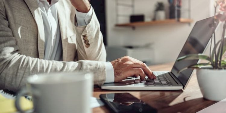 Dos alternativas en épocas de emergencia sanitaria: estudio a distancia y teletrabajo