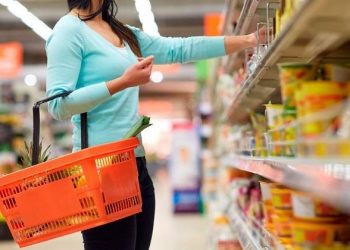 Confianza del consumidor registró caída récord pero expectativas a largo plazo son positivas