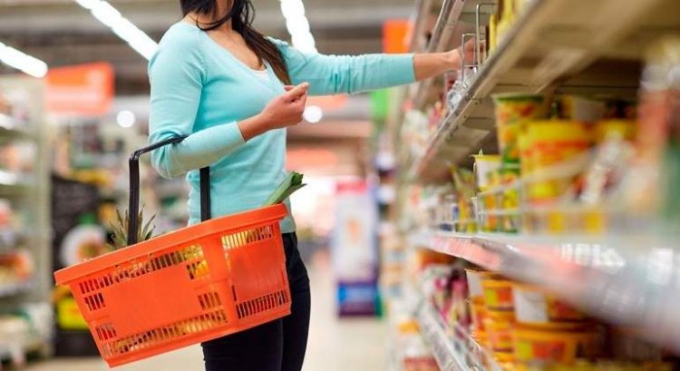 Confianza del consumidor registró caída récord pero expectativas a largo plazo son positivas