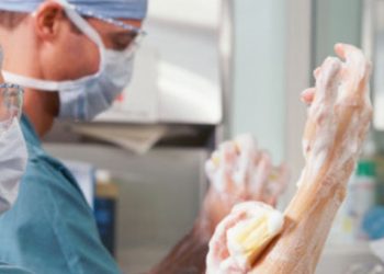 Médico en combate directo al COVID-19: “no podemos agarrarles la mano ni acariciarles la espalda cuando los pacientes se nos angustian”