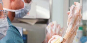 Médico en combate directo al COVID-19: “no podemos agarrarles la mano ni acariciarles la espalda cuando los pacientes se nos angustian”