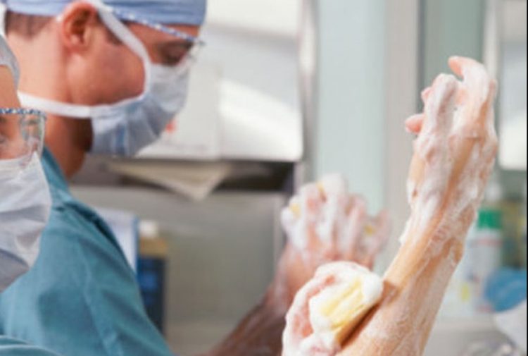 Médico en combate directo al COVID-19: “no podemos agarrarles la mano ni acariciarles la espalda cuando los pacientes se nos angustian”