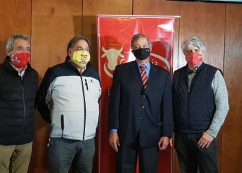 Vendedores de carne promocionan peceto relleno para celebrar el Día de la Carne