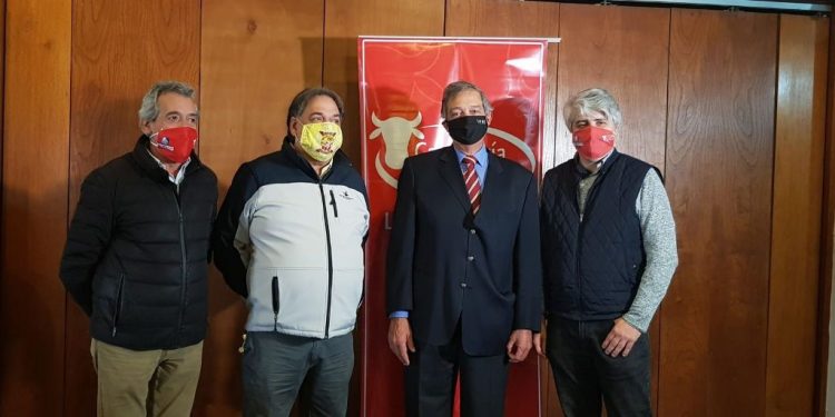 Vendedores de carne promocionan peceto relleno para celebrar el Día de la Carne