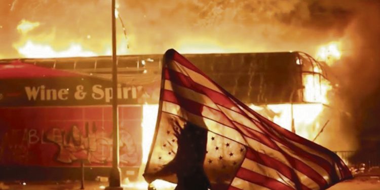 Ola de saqueos e incendios radicaliza las manifestaciones en Estados Unidos