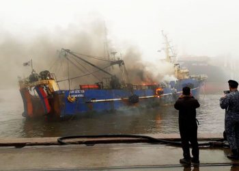 Incendio de barco surcoreano en el puerto