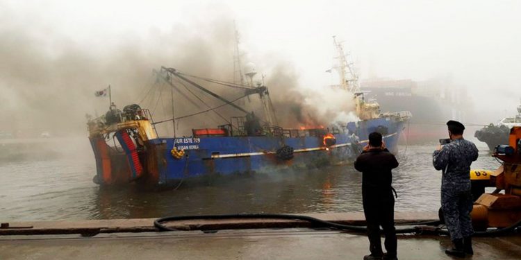 Incendio de barco surcoreano en el puerto