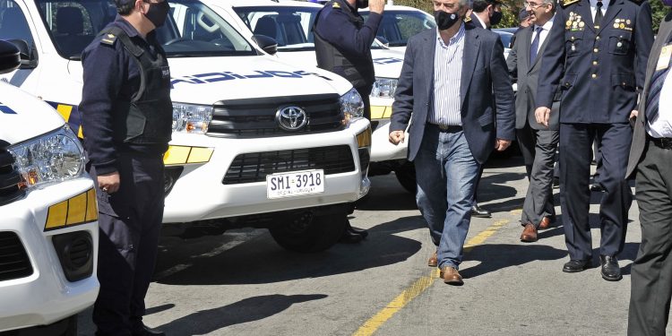 El Ministerio del Interior entregó 27 camionetas a la Dirección de Seguridad Rural