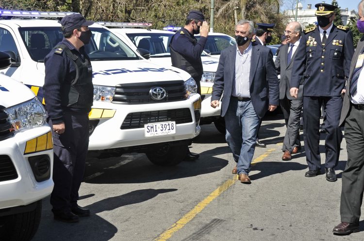 El Ministerio del Interior entregó 27 camionetas a la Dirección de Seguridad Rural