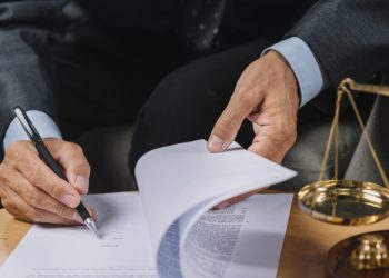 Vio, firmó y curró