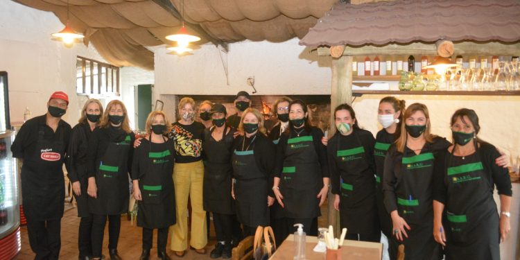 La primera dama visitó el Prado y colaboró con la obra social SARU