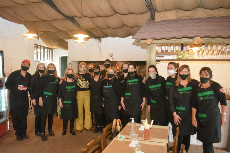 La primera dama visitó el Prado y colaboró con la obra social SARU