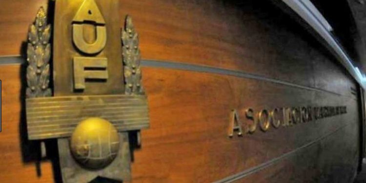 AUF negocia con Tenfield derechos de transmisión de eliminatorias y posterga iniciativa de futbolistas de la selección