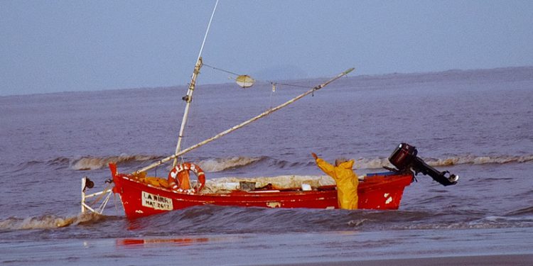 Últimas dos barcas de pescadores artesanales de Ciudad de la Costa en peligro por desalojo