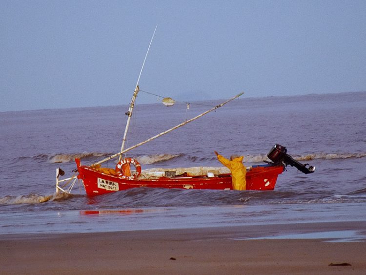 Últimas dos barcas de pescadores artesanales de Ciudad de la Costa en peligro por desalojo