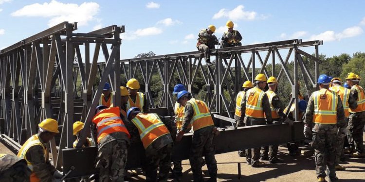 Manini: “Los militares están y estuvieron siempre en la construcción de carreteras”