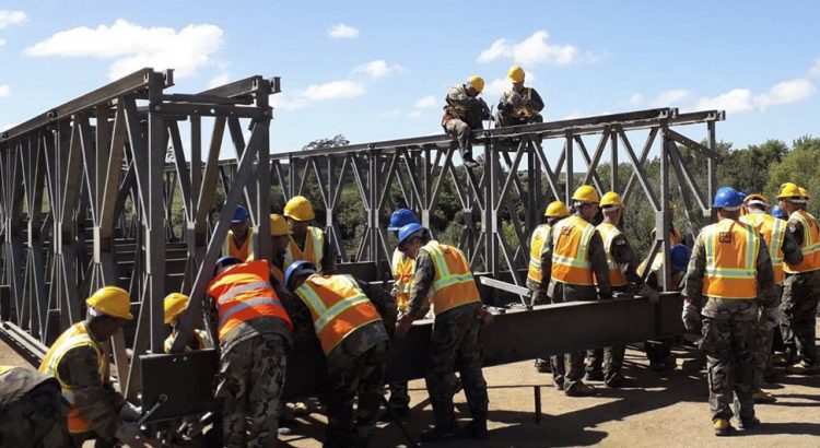 Manini: “Los militares están y estuvieron siempre en la construcción de carreteras”